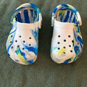 CROCS Toddler Multicolor (white/blue/neon yellow) 6C